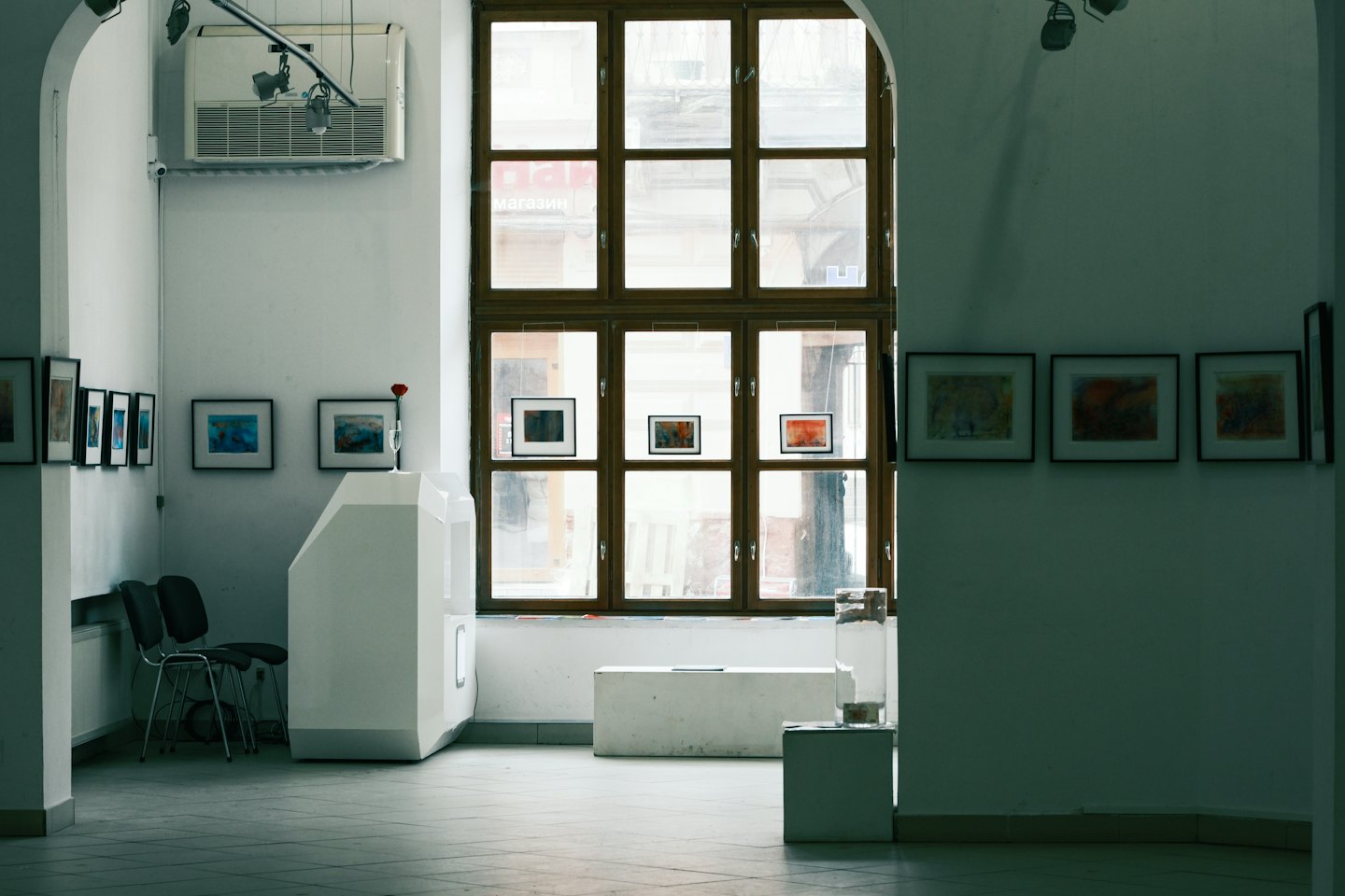 Opera d'arte astratta esposta in una galleria moderna e vuota.