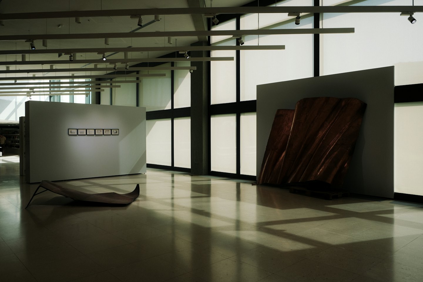 Sculture contemporanee e opere d'arte incorniciate esposte in una galleria moderna.