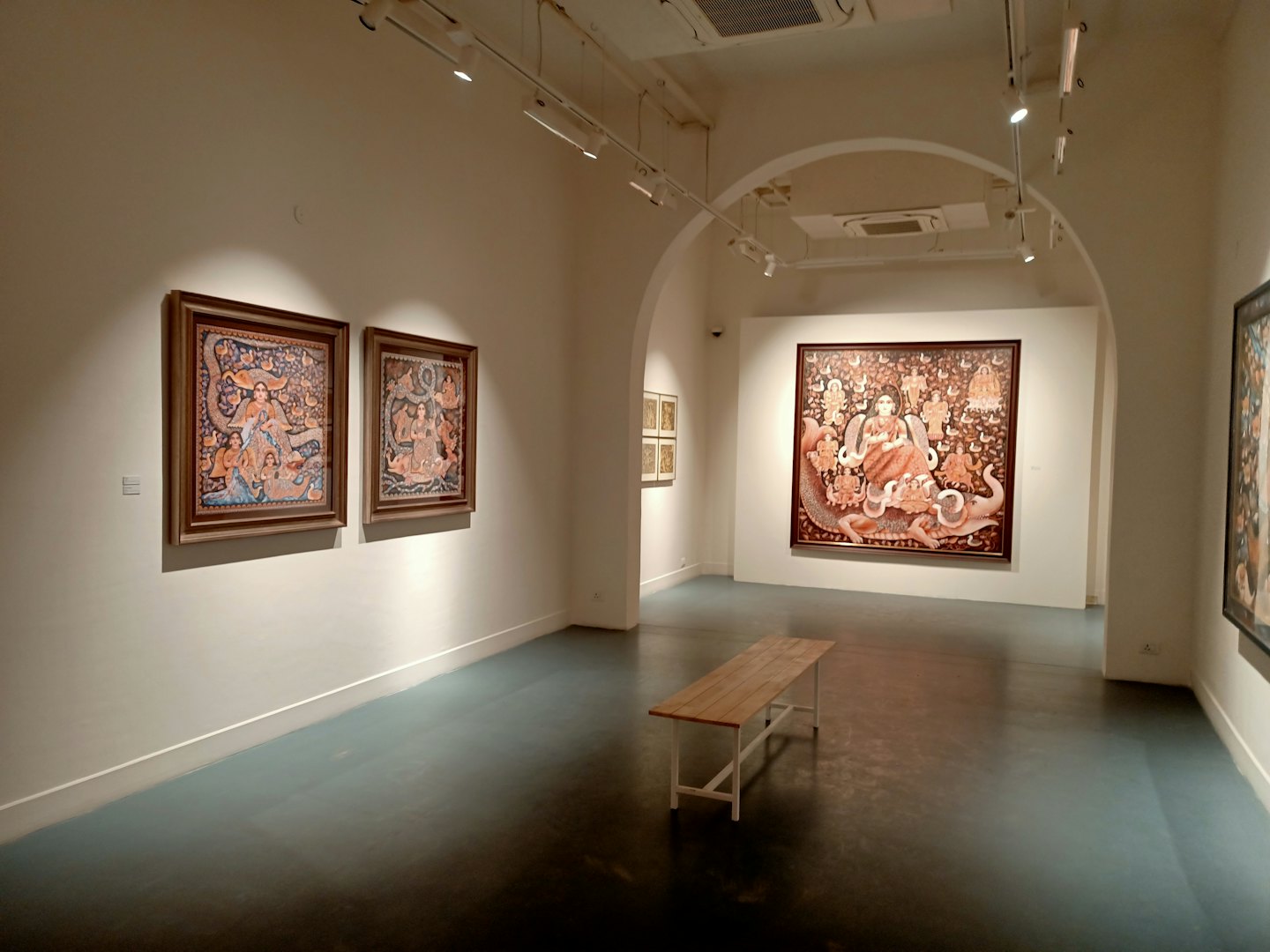 Un'ampia sala interna con pareti bianche, illuminazione moderna ed eleganti arredi per eventi.
