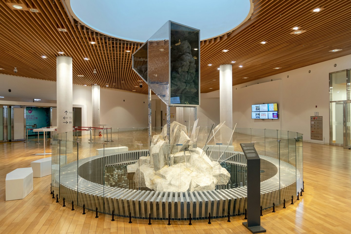 Installazione di arte moderna in una luminosa sala espositiva.